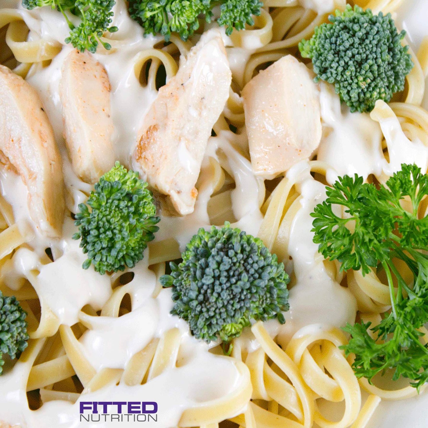FN163 Fetuccini Alfredo con Pollo y Brocoli
