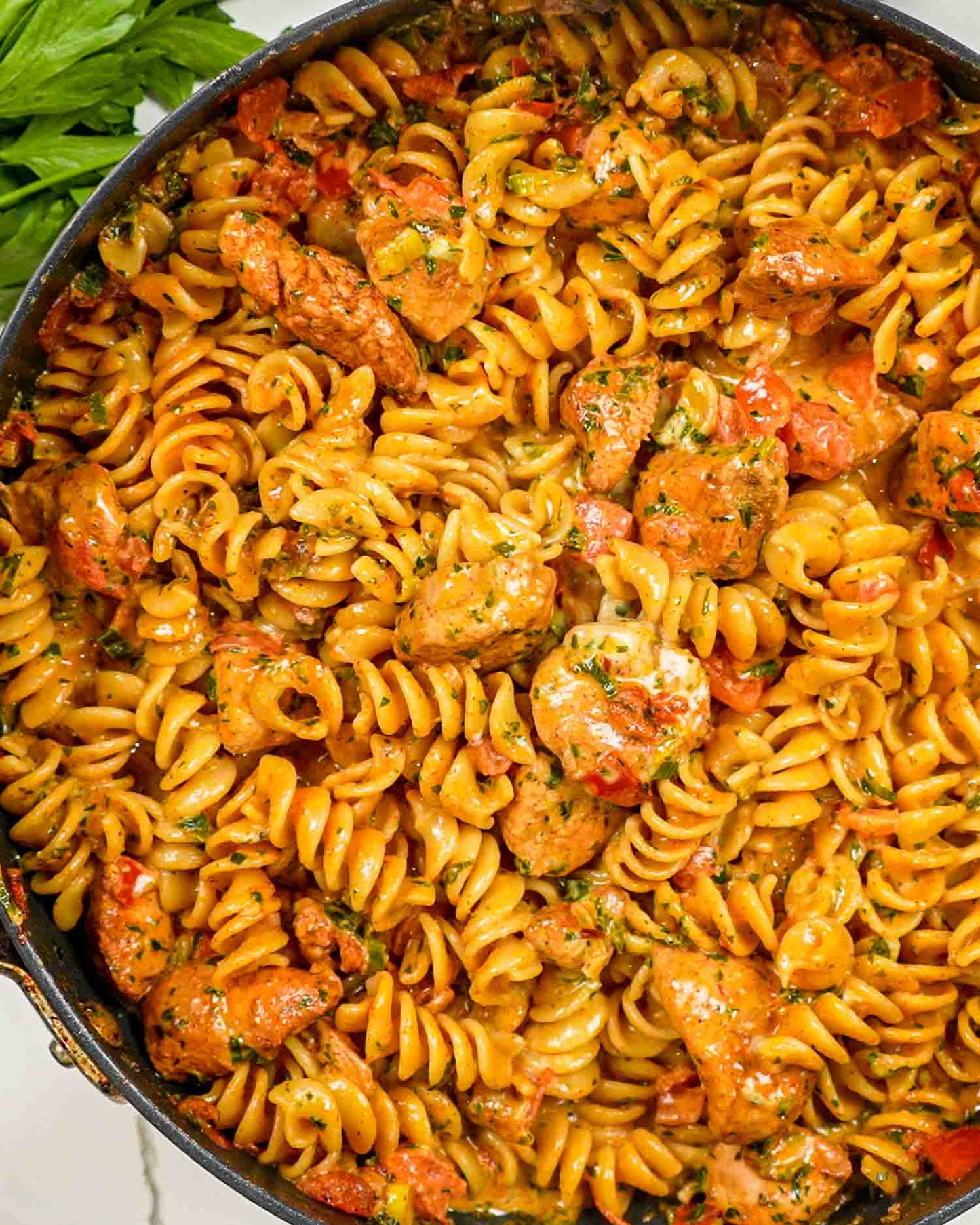 FN182 - Rotiini Pasta en Salsa Rosada con Pollo y Vegetales