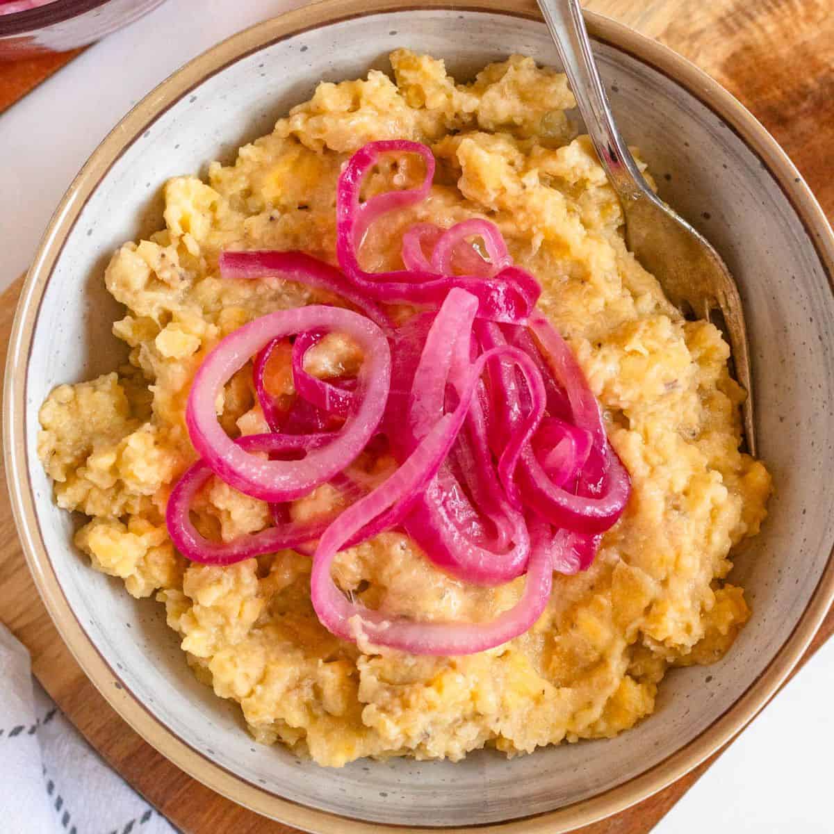FN068 MANGÚ Dominicano con Pernil Asado